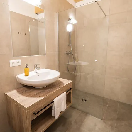 Spacious Penthouse For 9 People Fieberbrunn